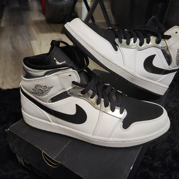 Air Jordan's 1 Mid - Picture 2 of 3